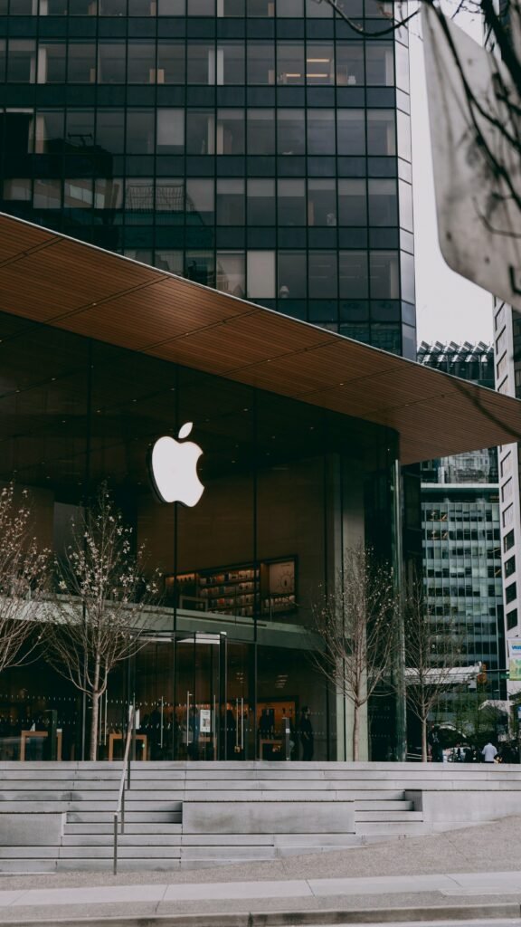 apple cuts hunderds of jobs amid leadership restructuring